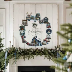 Großer Weihnachtskranz aus Quiet Country Blue Rub-On Motiven auf weißem Holzschild über Kaminsims.