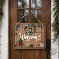 Holzschild mit Welcome-Schriftzug und Weihnachtsmotiven an einer Holztür dekoriert