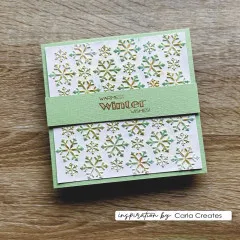 Grüne Karte mit geprägten Schneeflocken in Grün und Gold und Schriftzug Warmest Winter Wishes