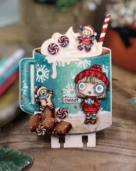 Bastelkarte in Tassenform mit Schneeflocken, Lebkuchenmännchen, Mädchen im roten Winter-Outfit und Sahnehaube