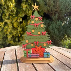 Bemaltes Beispiel der Woodology Christmas Tree Figur mit bunt beleuchteten LED-Lichtern.