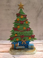 Weiteres bemaltes Beispiel der Woodology Christmas Tree Figur in Gold mit blauen Geschenkboxen.