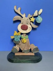 Weiteres bemaltes Beispiel der Woodology Reindeer Figur vor blauem Hintergrund.